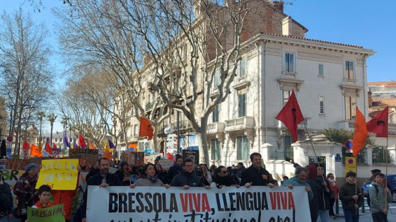 2000 persones manifesten per La Bressola