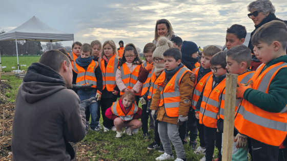 Els alumnes de Cornella del Bercol planten un micro-bosc