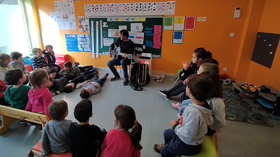 L'escola de Saorra canta en català amb Ramon Gual