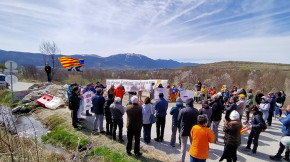 Uns manifestants reobren el pas fronterer de la Vinyola