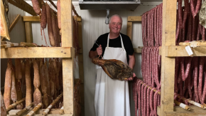 El carnisser que cria els seus propis porcs, aus i vedells al bosc d'Argelers