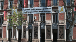 El Consell departamental de Catalunya Nord penja llaços grocs sobre la seva façana.