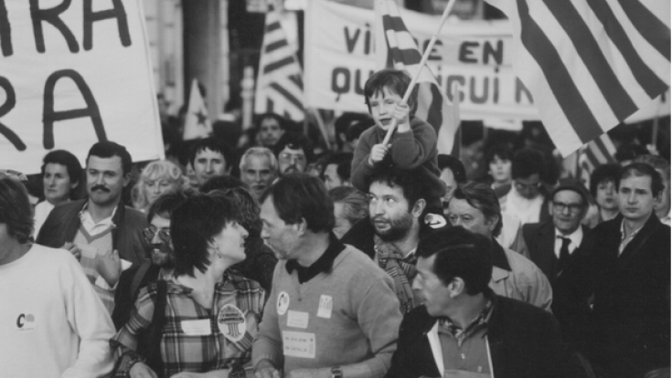 La Dolors Serra, mig girada, participant a la Manifestació del 7N del 1984