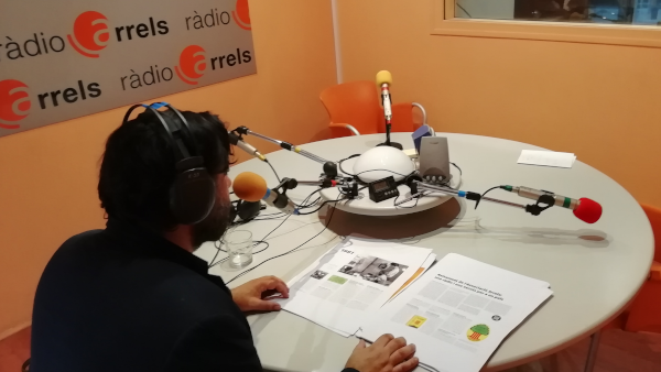 Eric Forcada fullejant la maqueta del llibre radiofònic