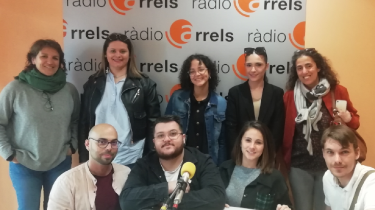 El grup dels 7 estudiants que iran a Barcelona amb 2 de les seues formadores en visita a Ràdio Arrels