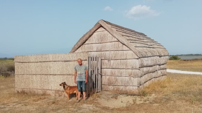 El pescaire Jean-Claude Pons davant una cabana de l'estany de Canet