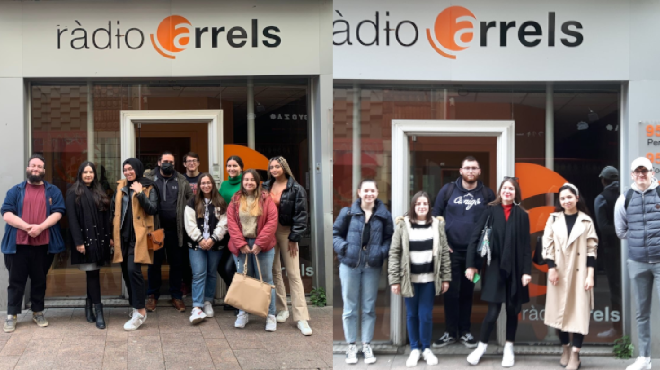 Els 2 grups d'estudiants fotografiats davant dels estudis de Ràdio Arrels