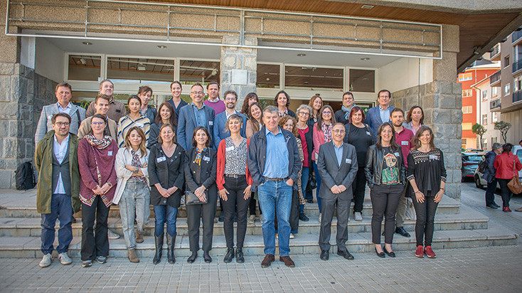 matge dels participants catalans, balears, andorrans i occitans a la trobada de Jaca, acompanyats del director general de l’Euroregió Pirineus Mediterrània, Xavier Bernard-Sans.