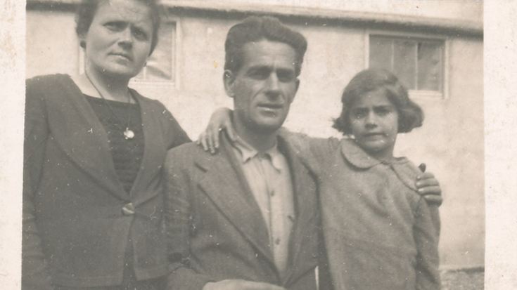 Maria amb els seus pares, Esperanza Jover i Juan Bagaria, al camp de Rivesaltes.