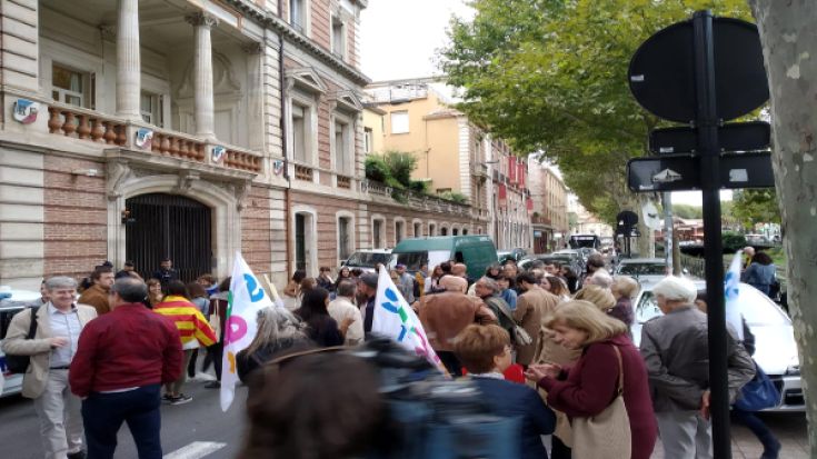 El passat 9 d'octubre prop d'un centenar de persones manifestaven davant la Prefectura el seu malestar per la suspensió del CAPES de català