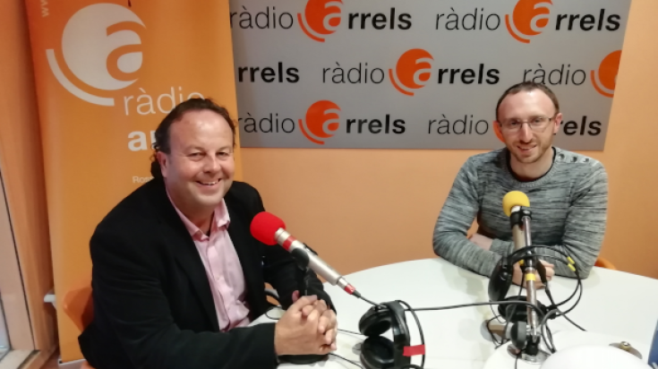 El director de la Casa de la Generalitat a Perpinyà, Josep Puigbert, a l'estudi de Ràdio Arrels. (foto: Albert Noguer)