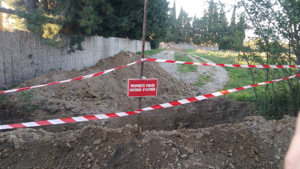 El camí tallat després de l'obertura de la rasa per part de l'Ajuntament