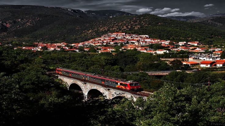 Un comboi de la línia Perpinyà - Vilafranca de Conflent al seu pas per Rià