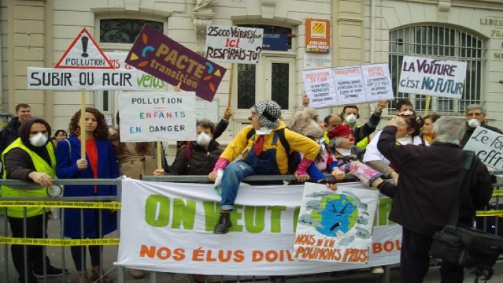 Els activistes es van concentrar a la porta del Col·legi Jean Macé per reclamar mesures contra la contaminació provocada pel trànsit en aquest indret de Perpinyà
