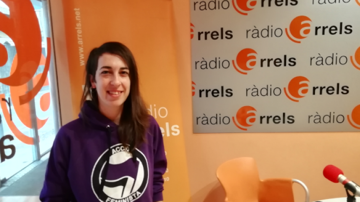 La Marta León, membre del Jove Moviment Feminista de Perpinyà, als estudis de Ràdio Arrels per parlar dels actes del 8 de març