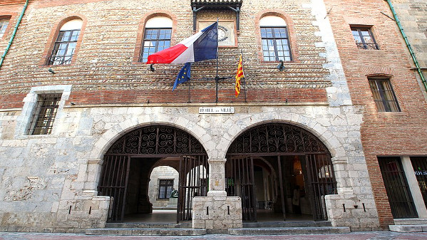 L'Ajuntament va aprovar per unanimitat l'any 2010 aquesta carta municipal pel català que pretén desenvolupar la llengua